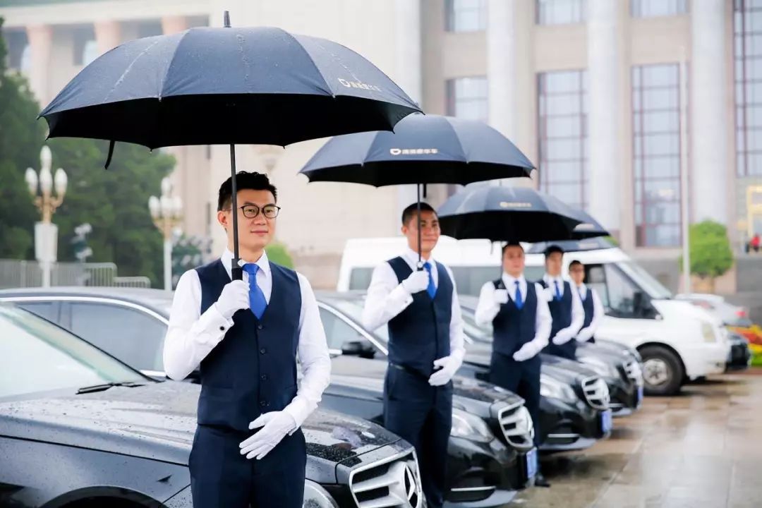 (车外候驾的规定朝向站姿 与 雨天撑伞候驾的统一动作角度)