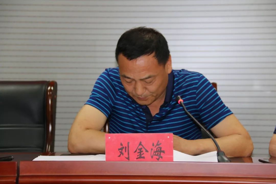 刘钢与村书记代表签责任书镇长刘钢讲话党委书记孟海龙讲话会议内容