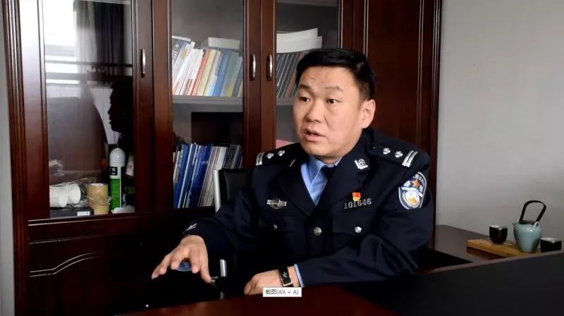 鄂尔多斯市东胜区公安局刑侦大队队长杜瑞东在讲述擒拿"惊天大盗"的