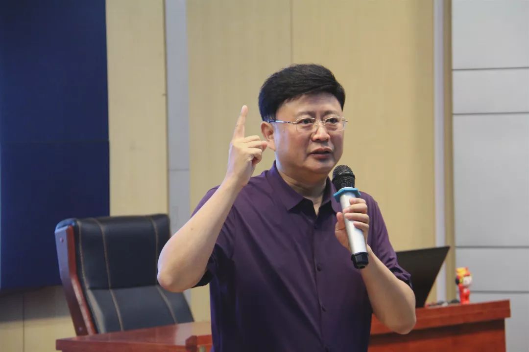 台湾魔术师行者刘又诚到开滦一中演讲