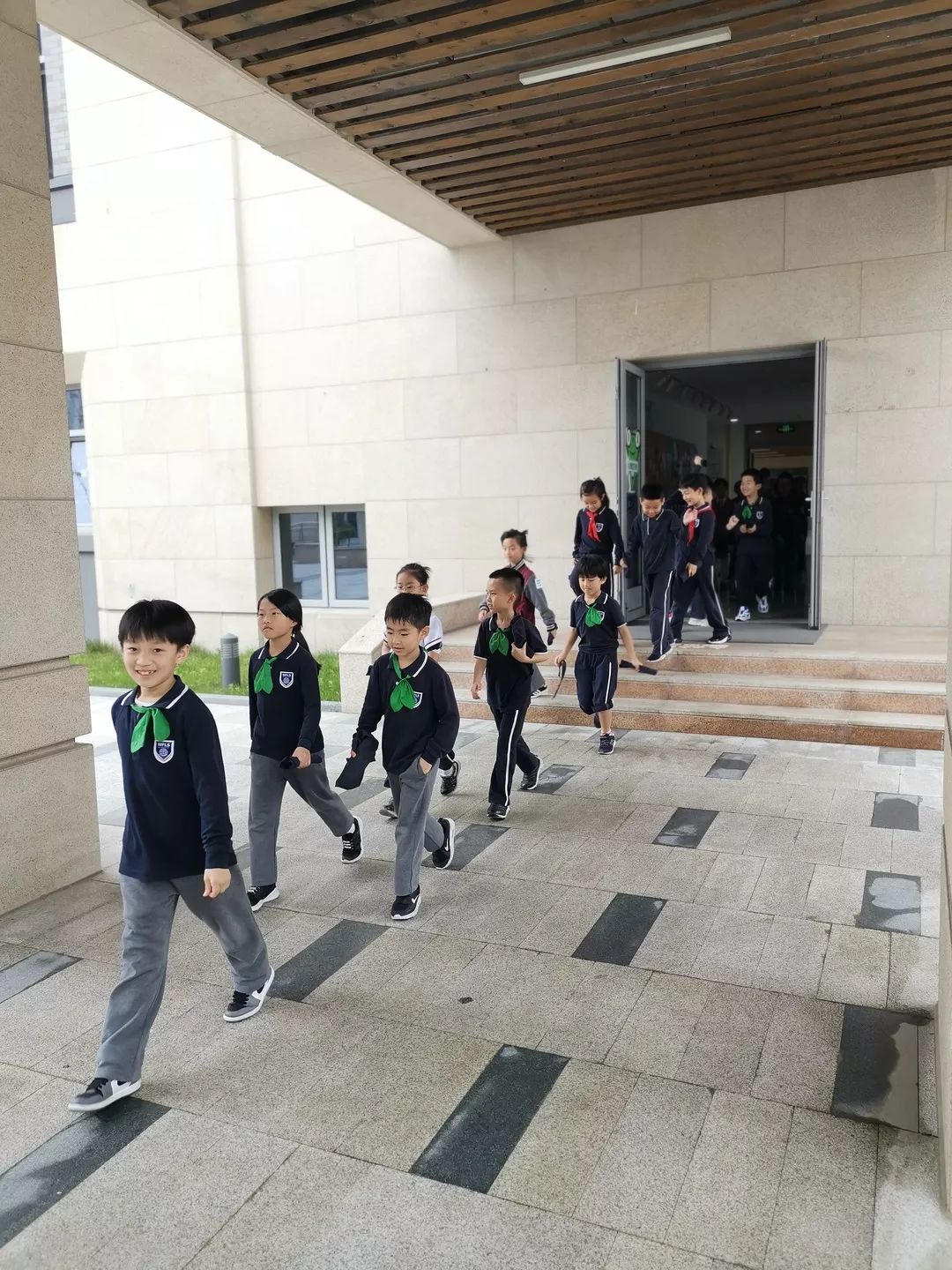 陪餐不仅仅是了解青外午餐这么简单青浦世外小学部家长45月陪餐回顾