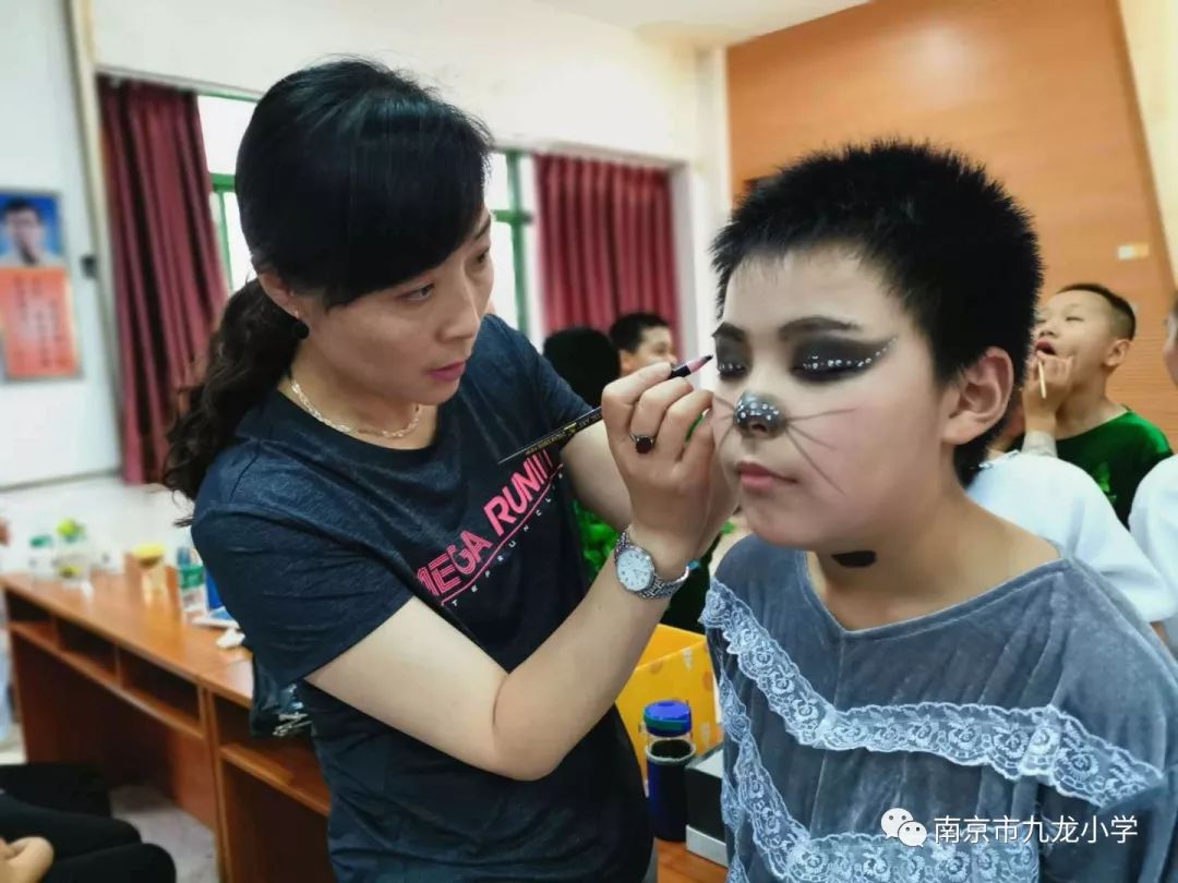 舞台上,演员们配合默契,表演到位,将剧中人物情感表现得淋漓尽致;英语