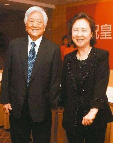 原创琼瑶丈夫平鑫涛的葬礼曝光琼瑶花葬丈夫让他诗意长眠