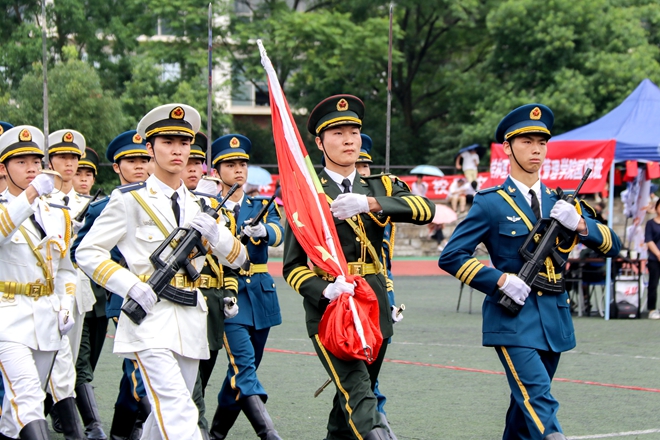 桂林举办第四届高校国旗班队列及升旗比赛