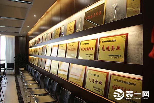 荣誉墙以上就是河南森阳装饰打造的600平米清鸿建设新中式公装,整体从