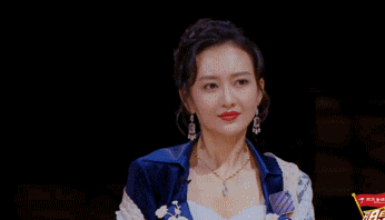 尤其是她在明星大侦探里的私服,好多件都超级好看!御姐范十足!