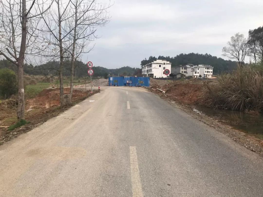 村前至华林公路:该路段路面较窄,高胡公路八景镇上保宋家村路口路段