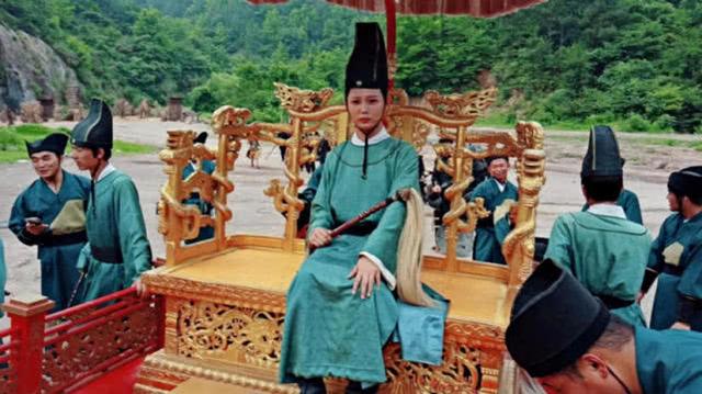 湖北男孩为梦想放弃男装,成为反串演员 不甚变成女装大佬._何洛伊