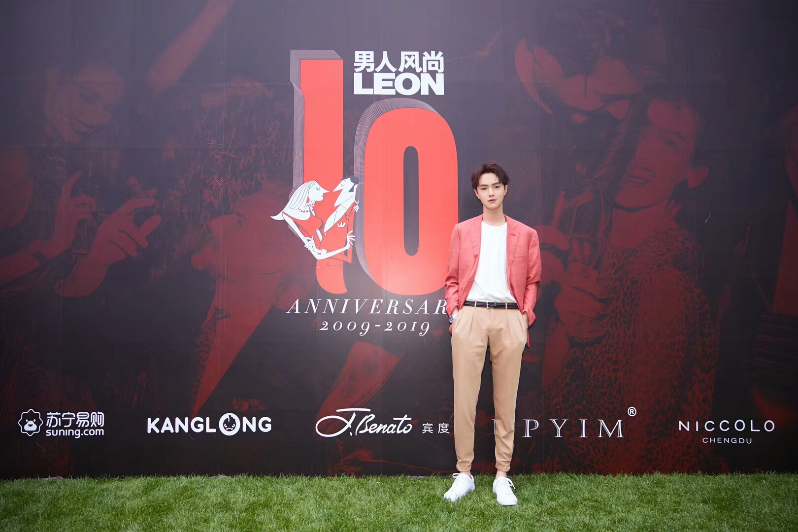 官鸿奔跑吧笑料不断时尚活动展现少年风尚