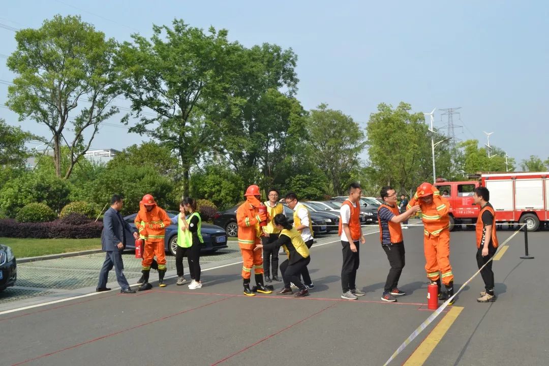 15:10,消防運動會正式拉開序幕,運動會共設兩個項目,分別是消防水帶