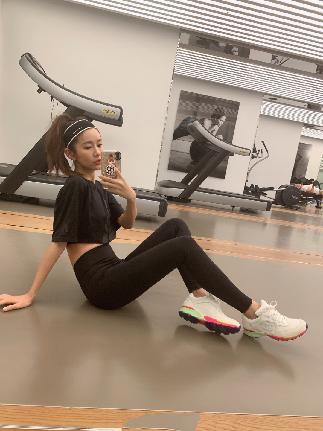 原创张子萱健身房照片流出褪去甜美换上了酷燃运动风身材引人羡慕