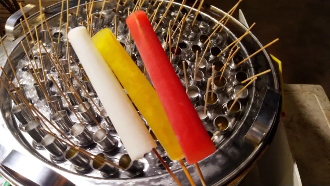 要趁冰吃,不然容易融化71冰凉爽口71果味浓郁71摇摇冰棍地点:帕