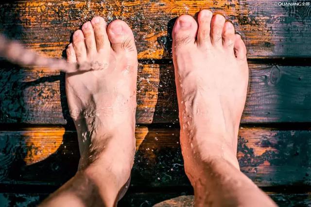 夏天来了脚也臭了你是得脚气病了吗