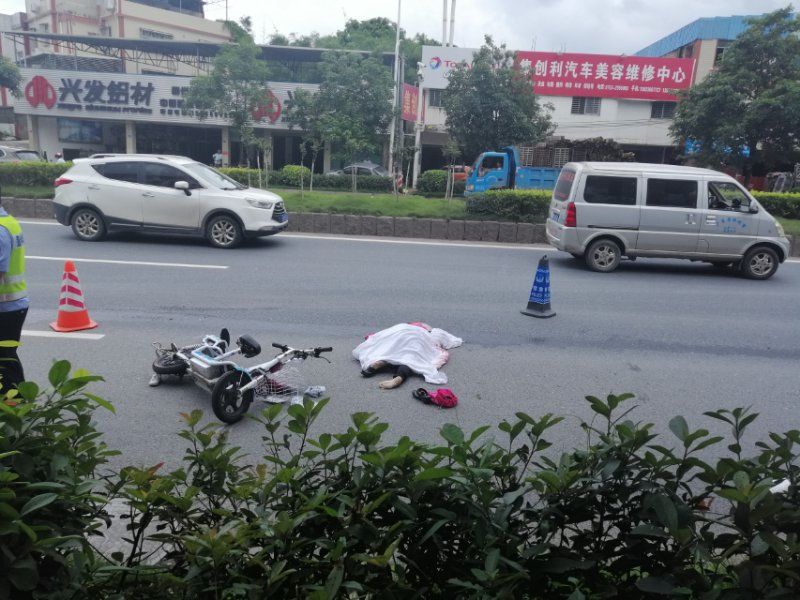 行車記錄儀視頻曝光:梅州環城路車禍!一人當場死亡!兩小孩受傷