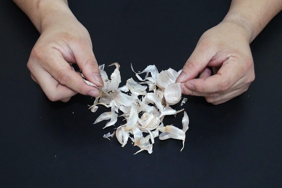 扔大蒜皮等于扔钱,着几个用途好棒,看完赶紧留在家里节约不少钱