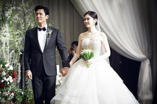 秋瓷炫于晓光婚礼中式嫁衣华美富贵原来出自她之手