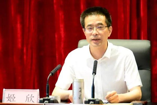 县委常委,宣传部长姬欣,政府副县长马俊宏等出席会议.