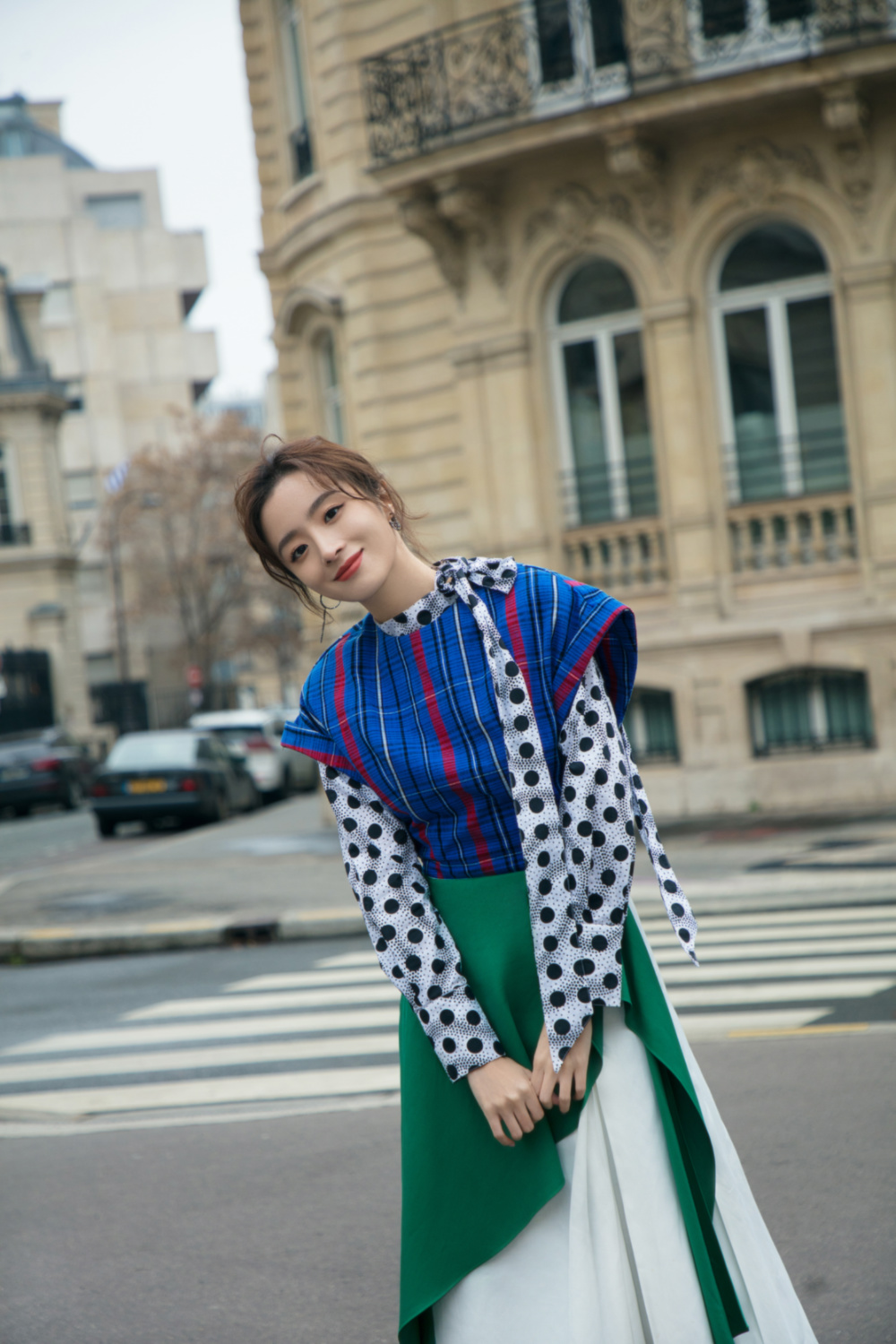 胡冰卿hold住大胆撞色衣品开挂