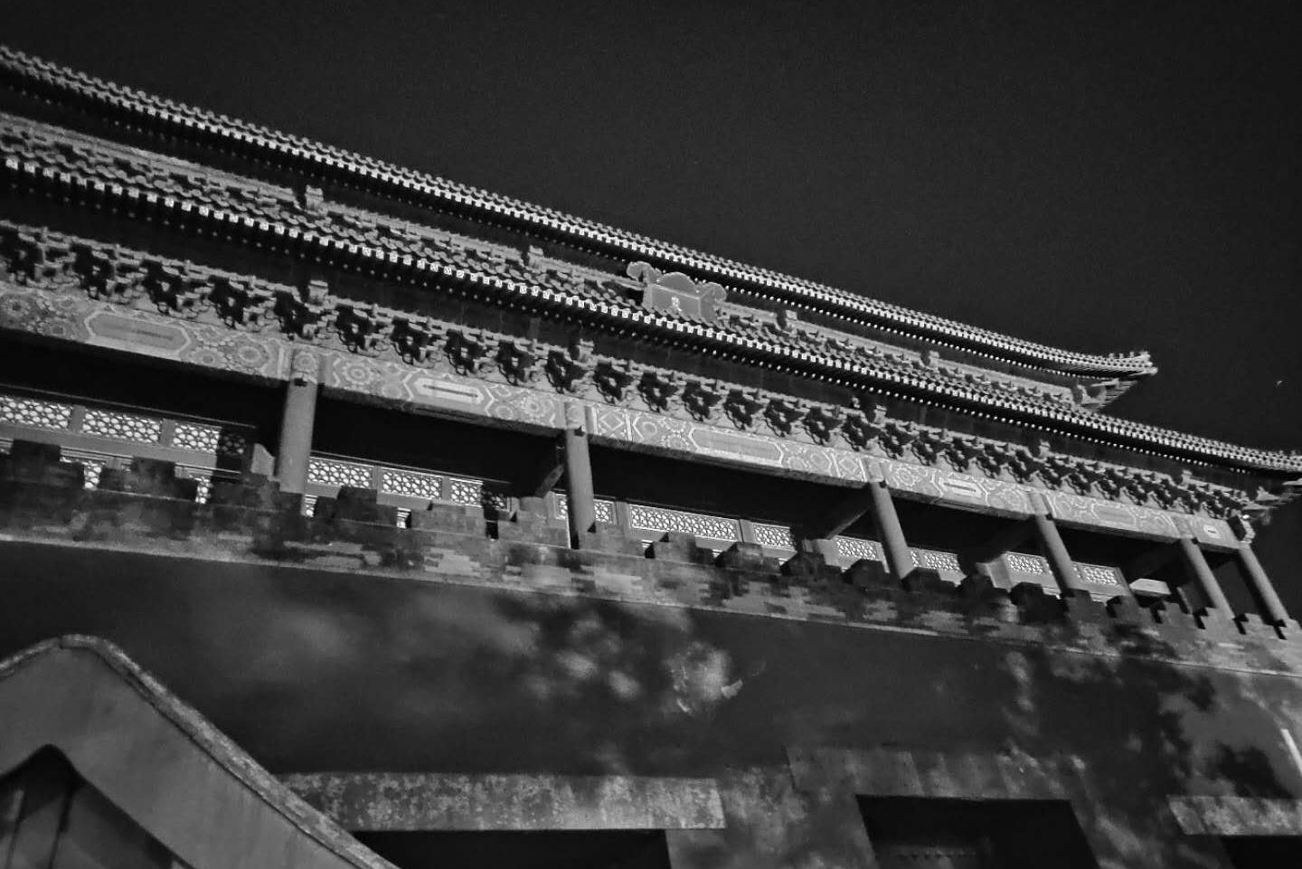 夜晚北京故宫黑白图,夏季跑步的时候抓拍了几张_午门