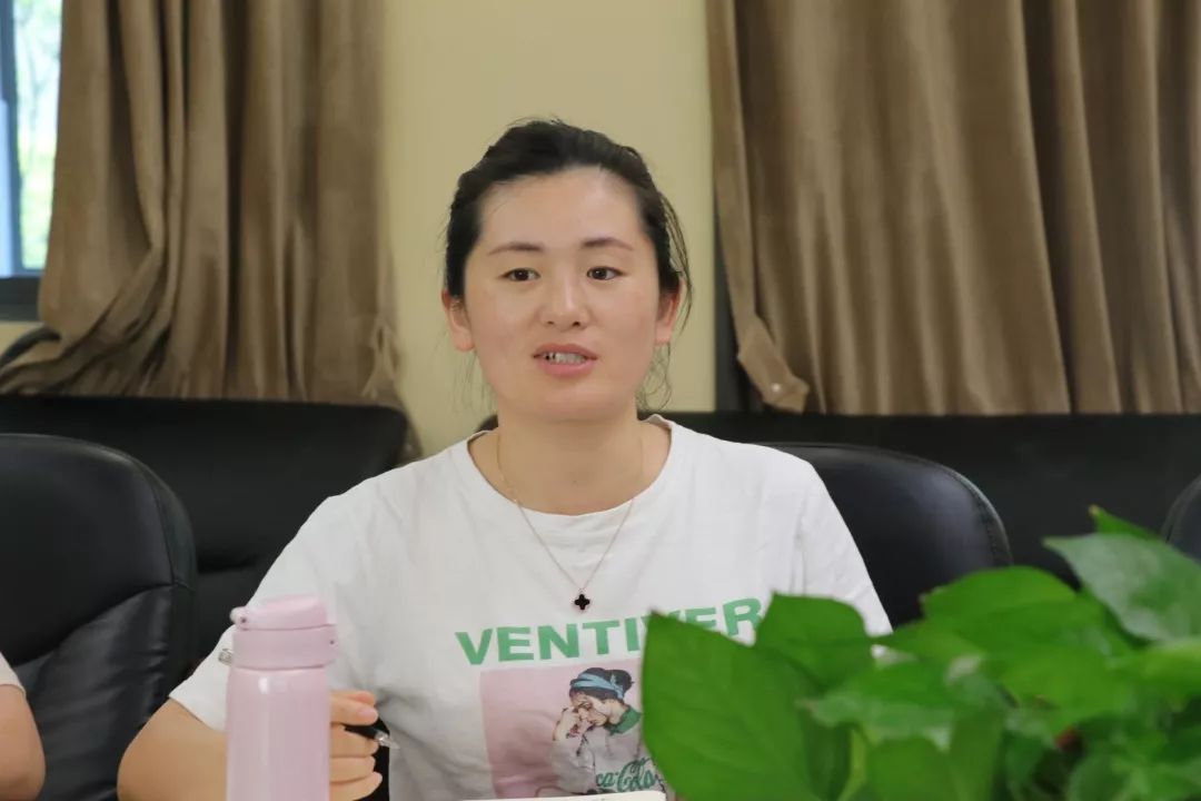 主评李倩老师,刘杨老师及其他参会老师对这次小讲堂及共读章节进行了