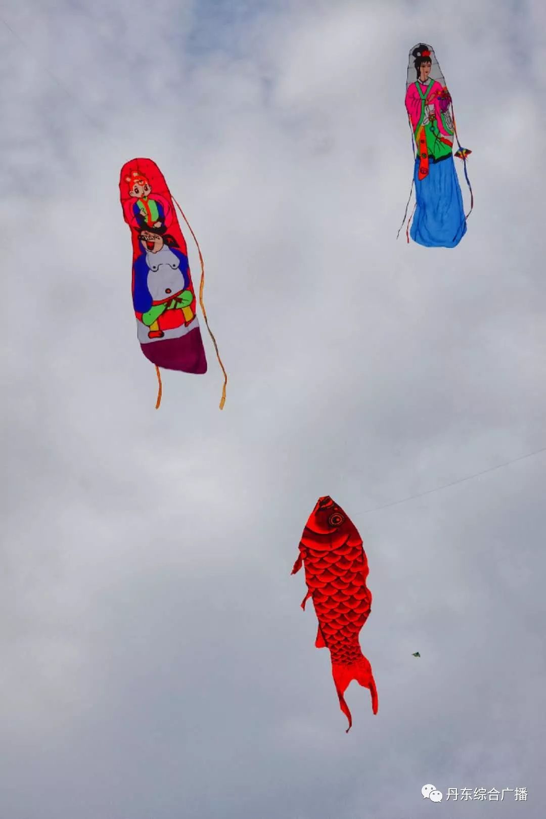 《风筝云中舞》相机拍于6月3日一一拂晓坚守传统 拍自乌镇——孙义强