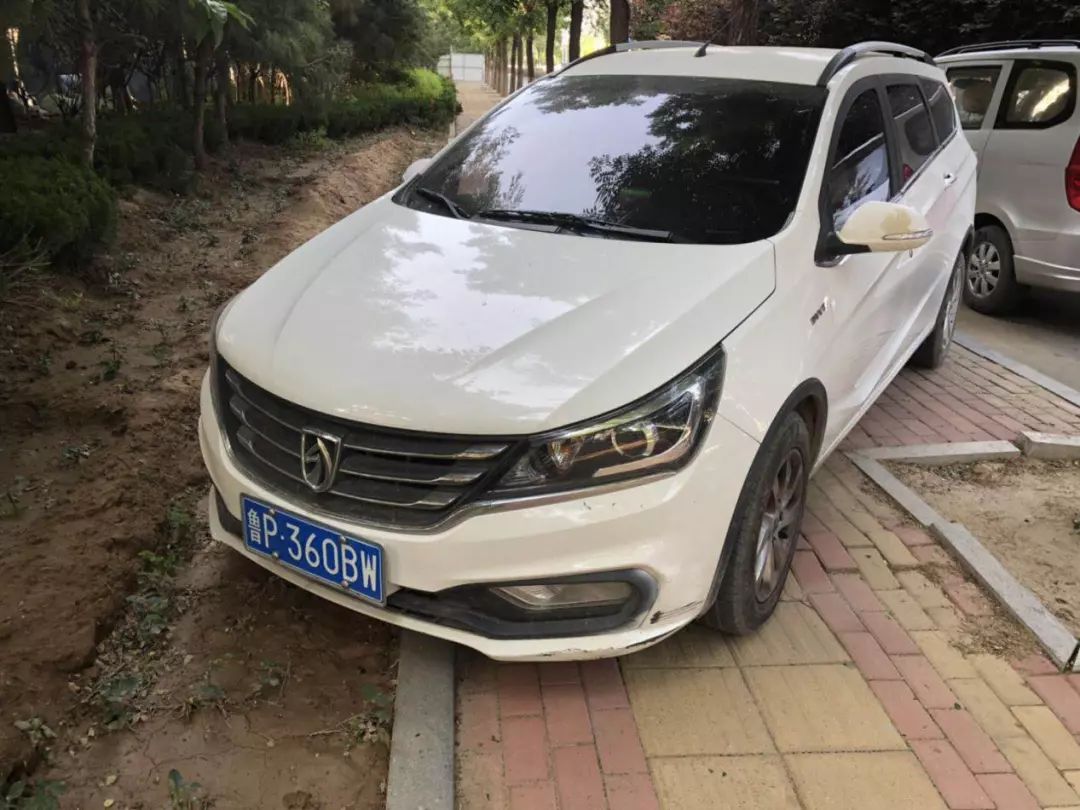 发现在永青路和曙光路交叉口南侧200米路西处,有一辆车牌号为鲁p360bw