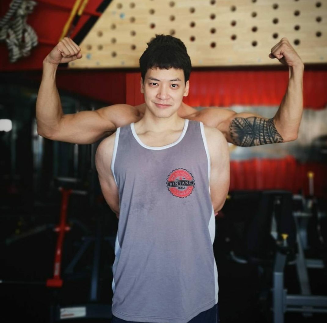 哥练的胸肌你想不想靠