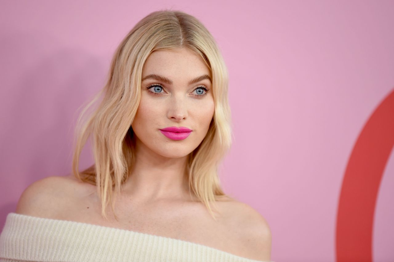 瑞典超模艾尔莎霍斯卡米色长裙参加纽约举办的cfda时尚颁奖典礼