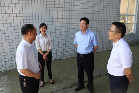 石门二中郭碧勋县长一行视察石门二中考点