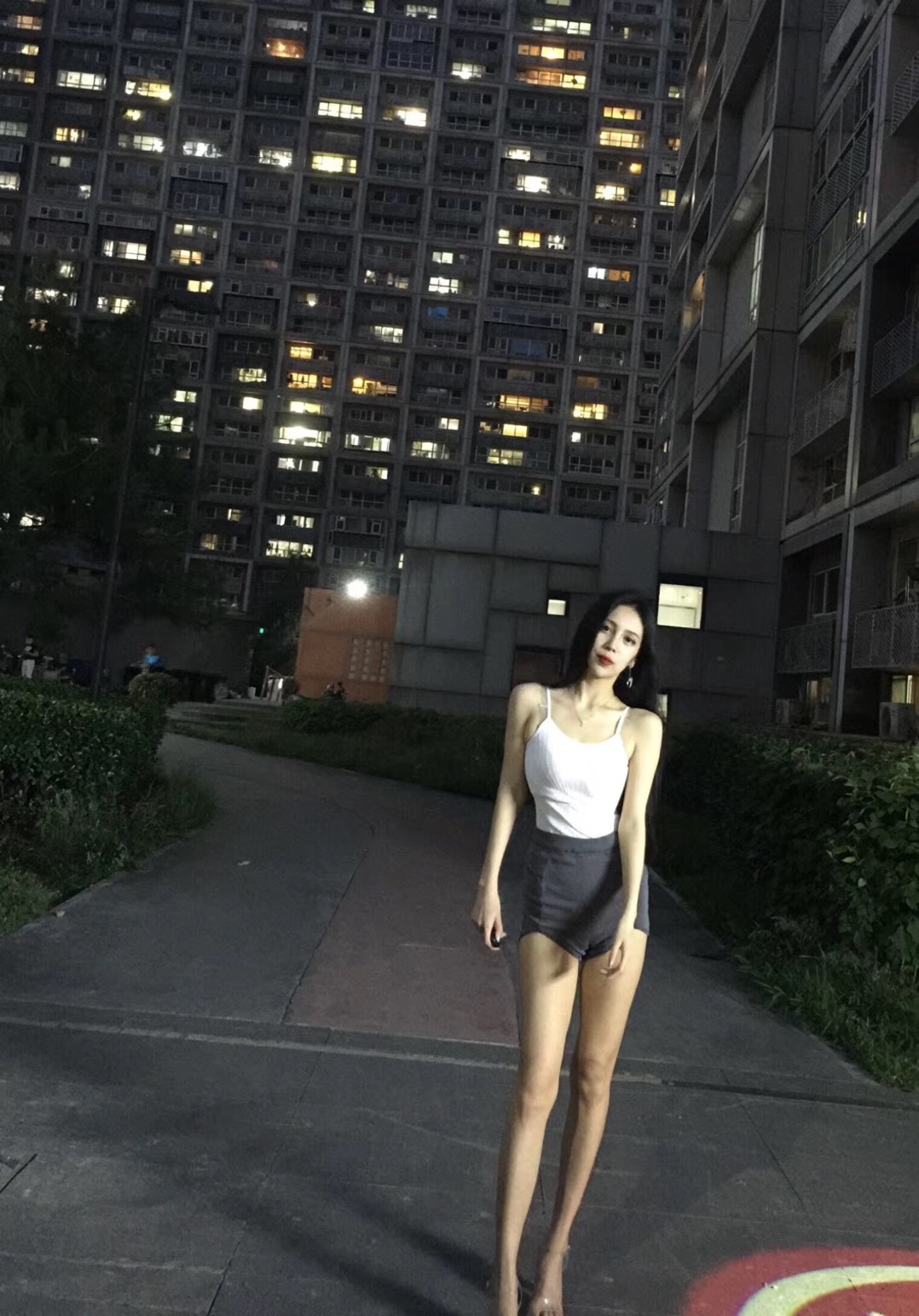 演员王满婷健身房火辣健身照曝光魔鬼身材太完美