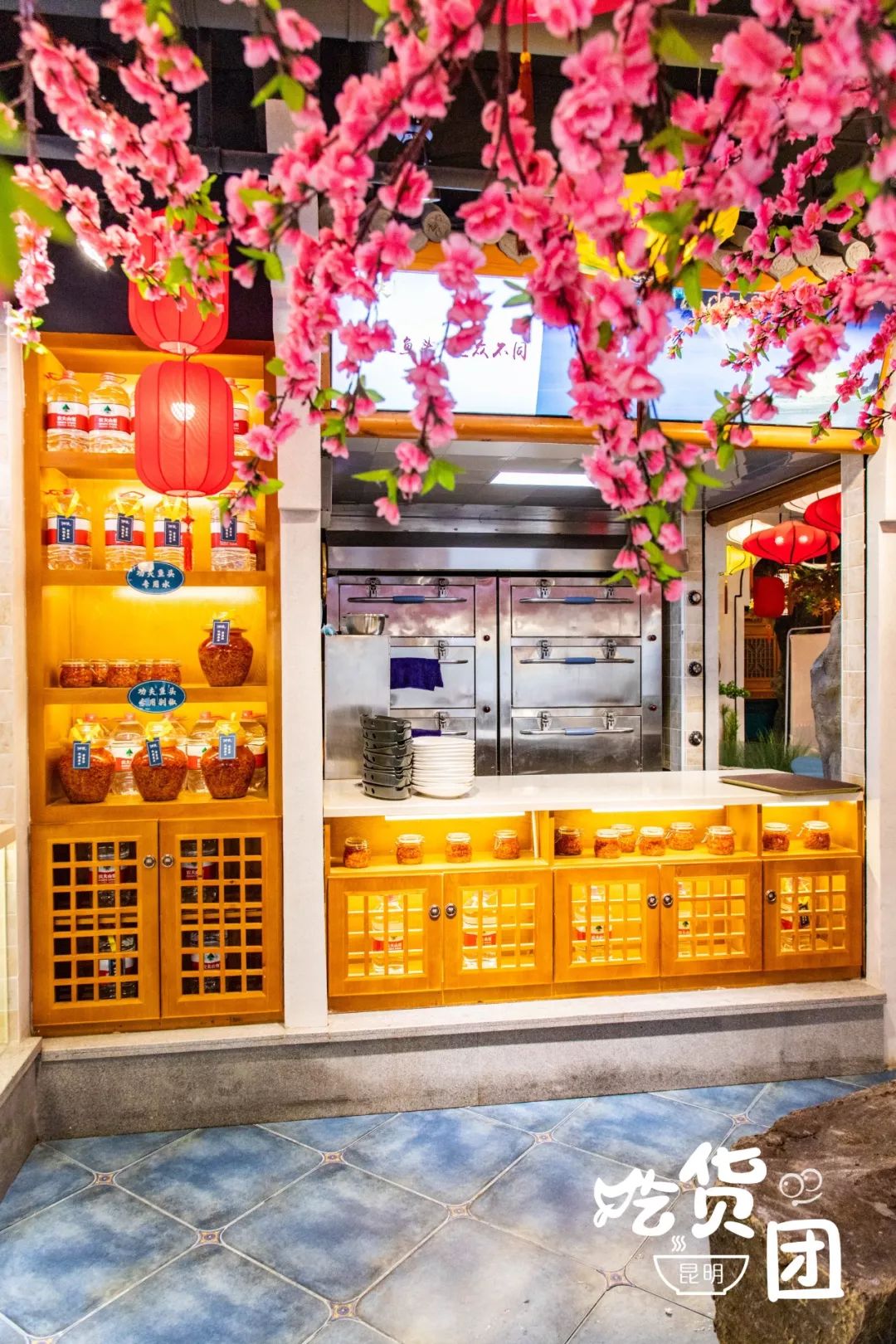 昆明惊现武侠风网红饭店带您穿越时空来尝喷火鱼头