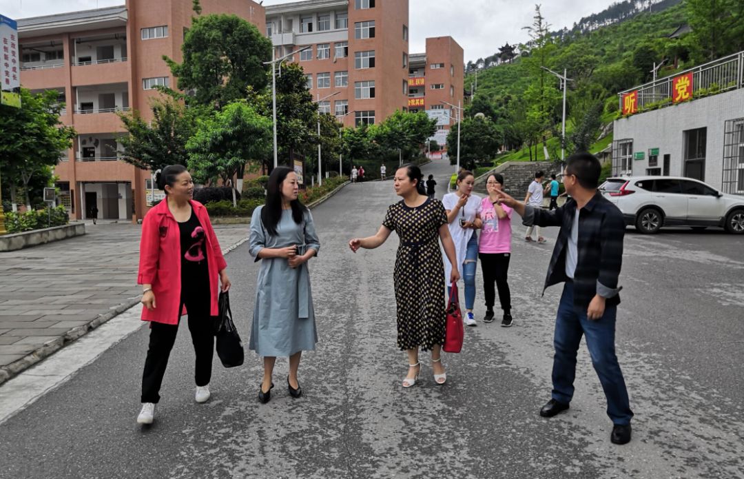 办事处副主任陈会兰,宝山指导站站长陈永莲一行到贵定中学,贵定一中就