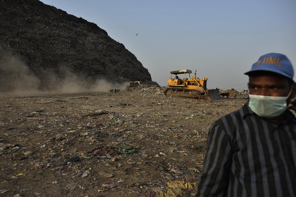 印度最高垃圾山超65米高度直逼泰姬陵