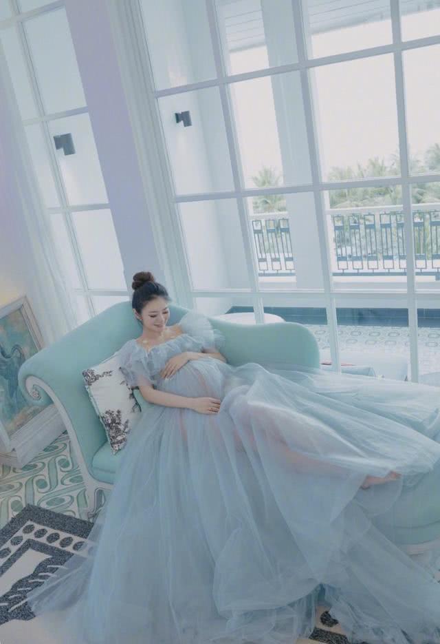 原创安以轩晒大肚子美照怀孕七月居然只胖肚子穿蓝色纱裙美成公主