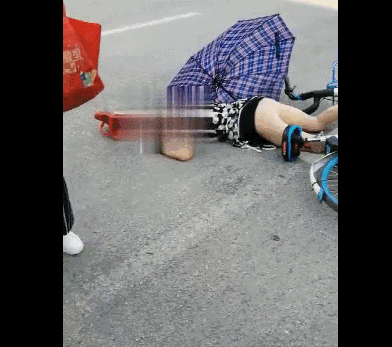 在叠彩区圣隆路,一名骑共享单车的女子发生车祸,当场倒地,头部磕碰