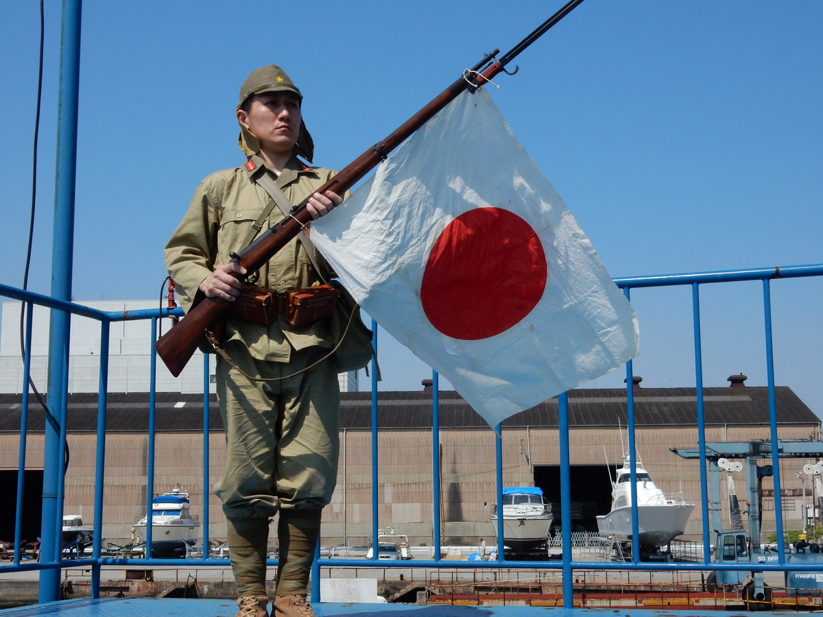 原创抗日战场上,什么样的日本兵最不能放过?枪上绑膏药旗的就是目标