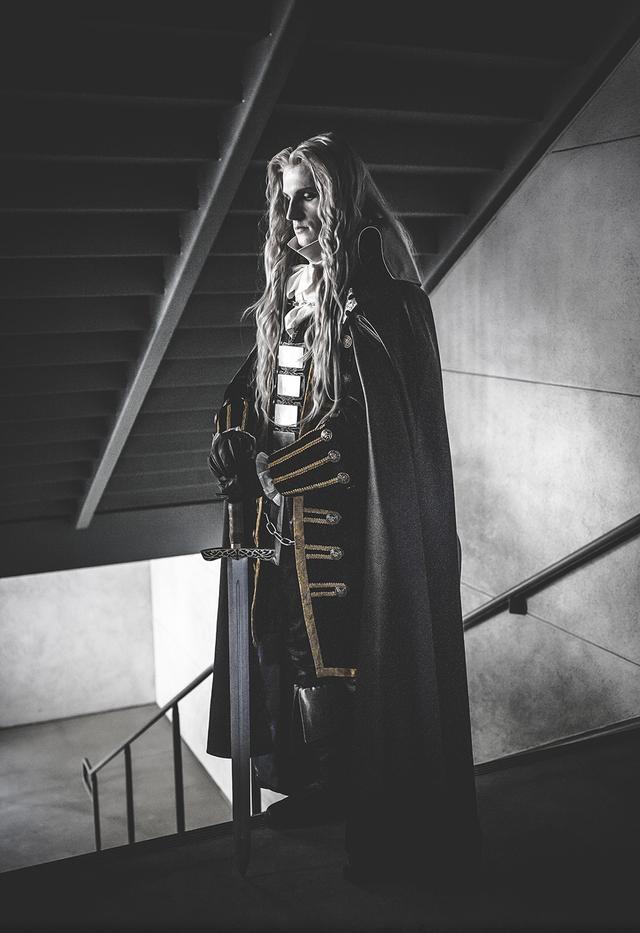 来自美国的coser扮演恶魔城角色阿鲁卡多很有几分还原度