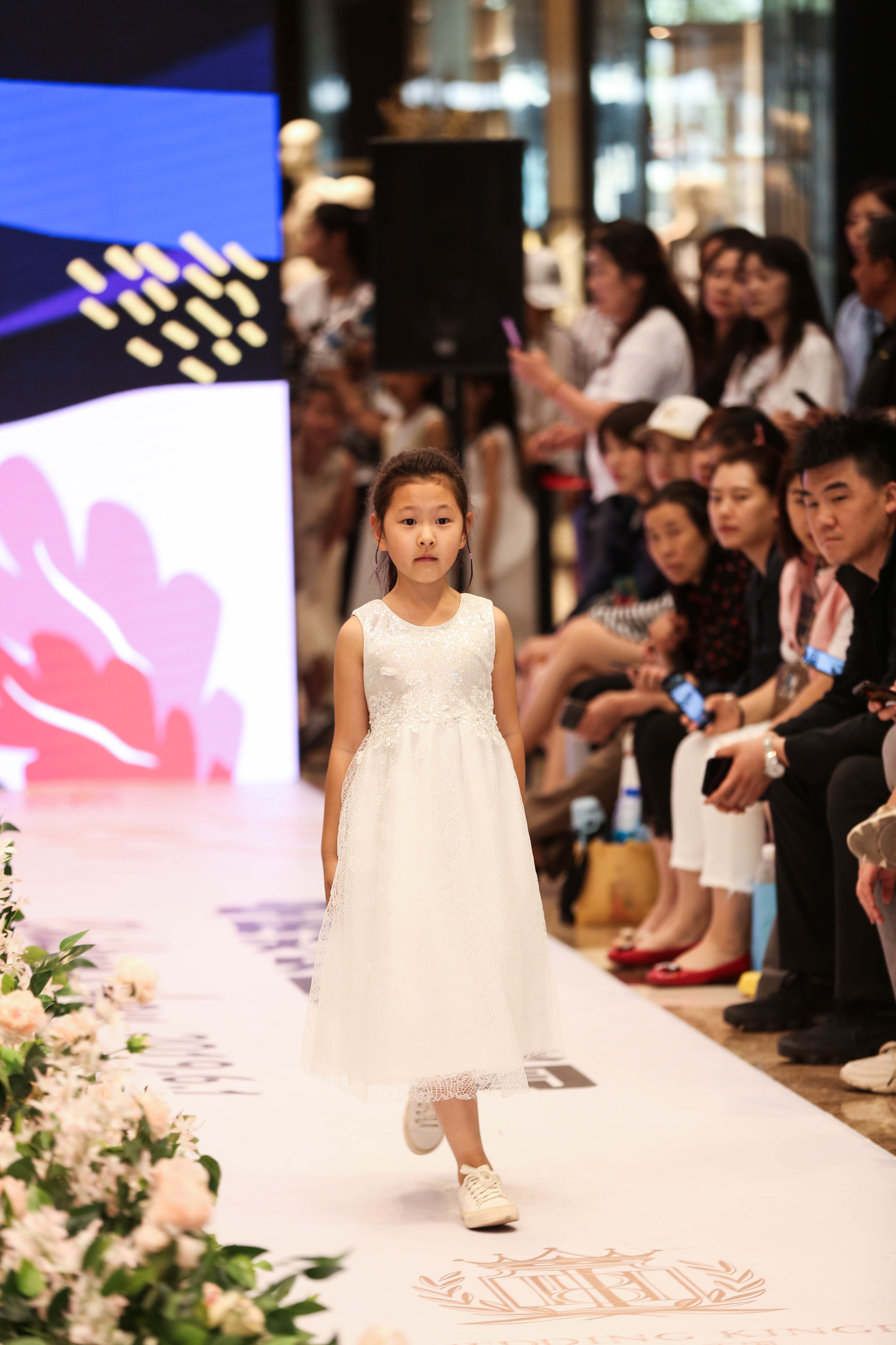 t台走秀展示自我欢度美好六一儿童节