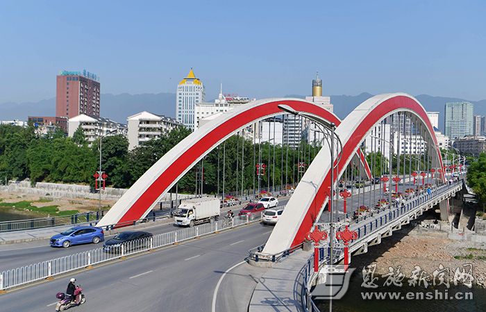 恩施州城"彩虹桥"展现靓丽新姿