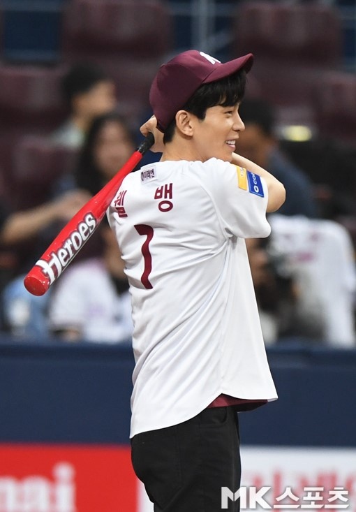 申盛禄现身棒球赛帅气挥棒优越身材比例引迷妹尖叫组图