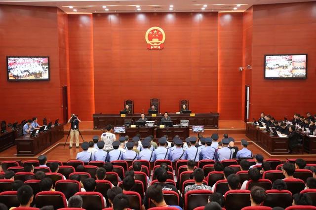 湖北省高级人民法院二审公开开庭审理陈富刚等31人黑社会性质组织犯罪