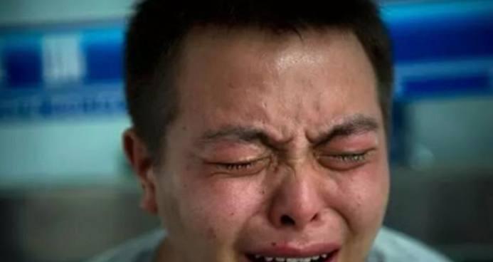 男孩高考673分给母亲电话报喜电话另一头的对话男孩泪奔了