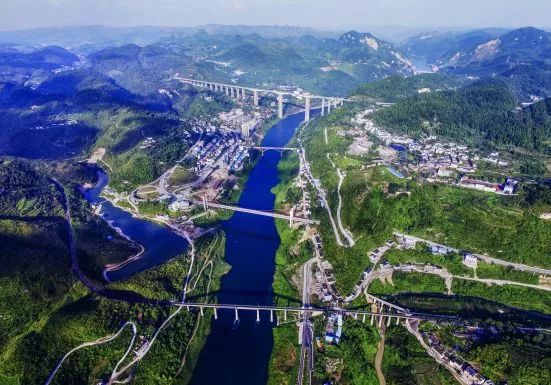 形成了五桥飞跨,天堑变通途的独特景观,是来乌江镇不可错过的美景之一