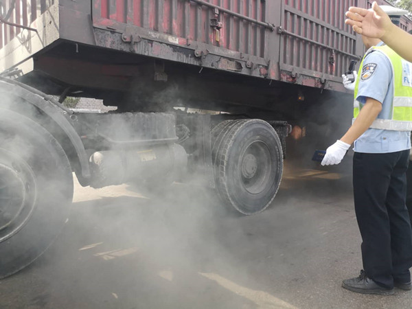河津交警严查"冒黑烟车,渣土车"