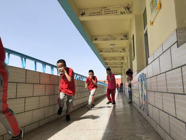 居安思危防患未然回民区海西路小学开展防火防暴应急逃生演练活动