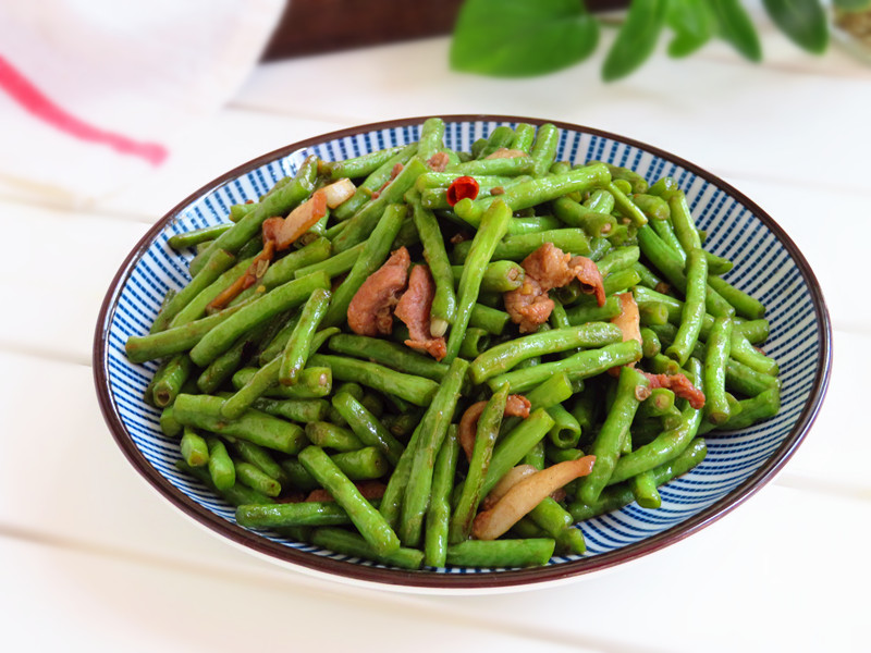 一把豆角半碗肉丝,一到夏天常馋这菜,用来拌饭特香,少了不够吃