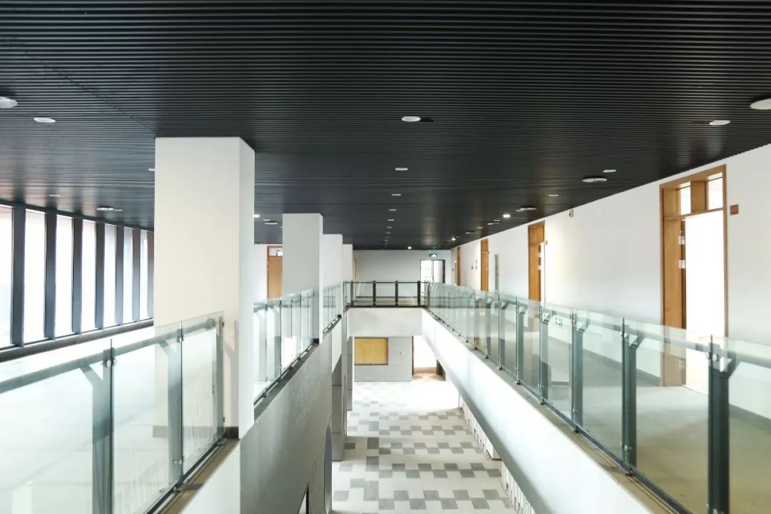 漫步砖墙间,笑谈过去事.