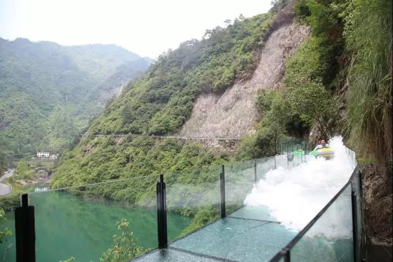 临安三渡悬崖漂流浙西大龙湾峡谷避暑纳凉临安三渡悬崖漂流湿身漂流一