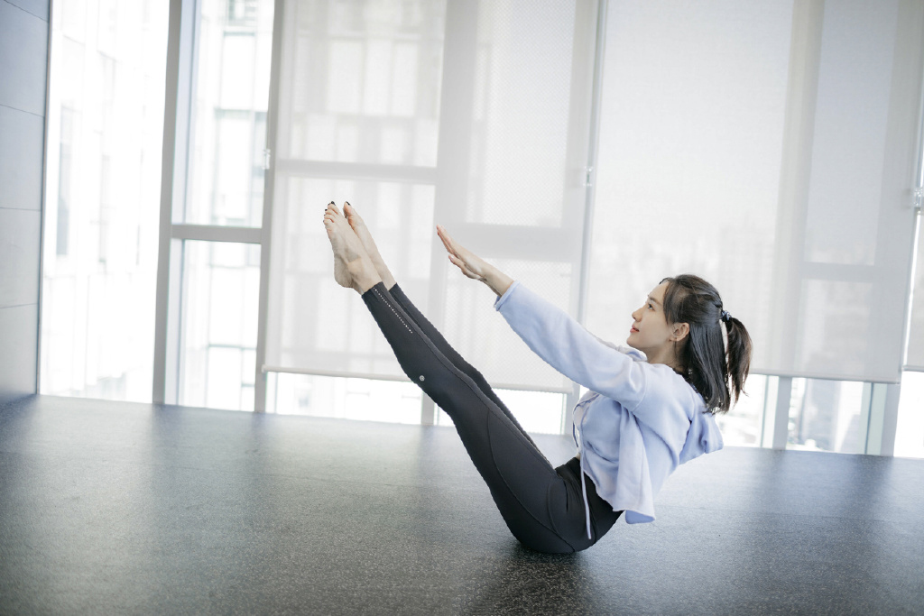 女艺人王智青春活力十足运动写真