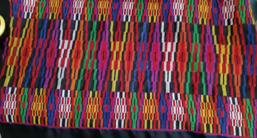 尹春焕要做足够耀眼的阿昌族服饰